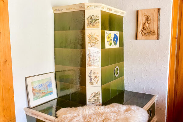 Chalet Simmi-17 Chalet Simmi in Wimmis Schweiz: Kachelofen wird beheizt