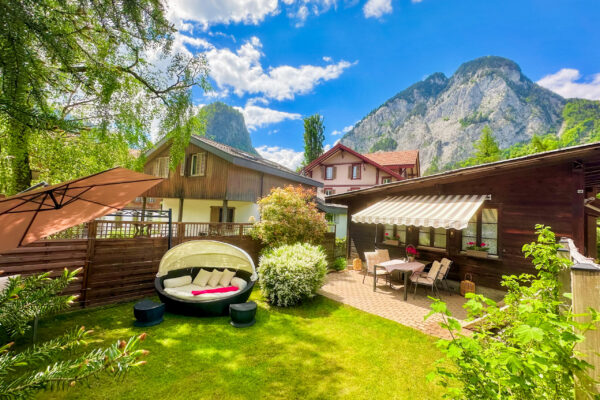 Chalet Simmi-33 Das Chalet Simmi von außen: ein wunderschöner Innenhof mit bequemem Sofa für draußen und Sonnenschirm