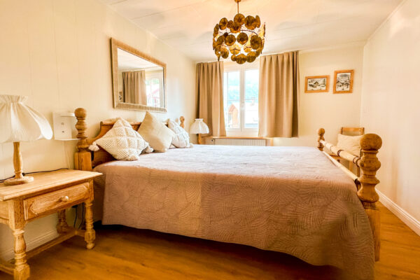 Chalet Simmi-75 Chalet Simmi in Wimis in der Schweiz: Schalfzimmer, Gästezimmer ein kuscheliges Bett mit warmen Licht
