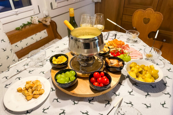 Charlet-3 Ein leckeres schweizer Käse Fondue mit allem, was das Herz begehrt. Sehr schön hergerichtet und einladend in der Küche
