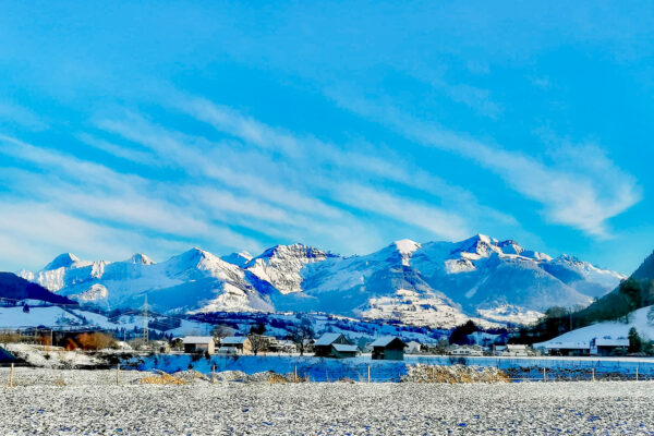 Simmi 12 Wimmis Berge in der Schweiz im wunderschönen Winter mit Schnee vor blauem Himmel